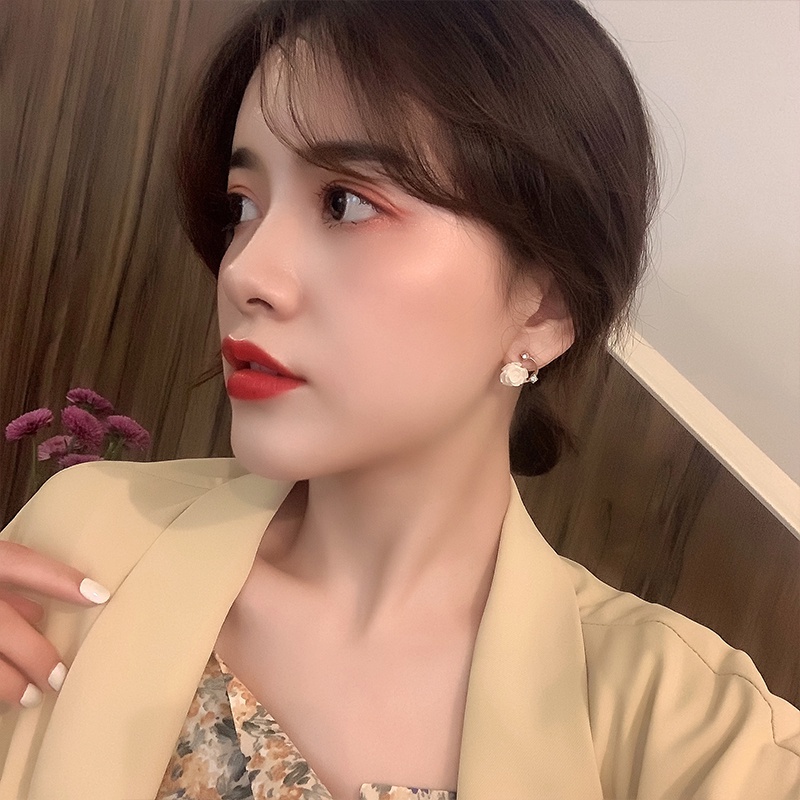 Anting Kamelia Putih Berlian Berkilau Berbentuk C Lady Temperamen Manis Korea