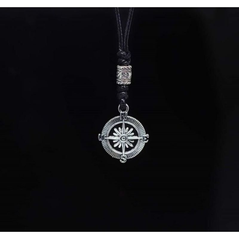 kalung kompas/arah mata angin