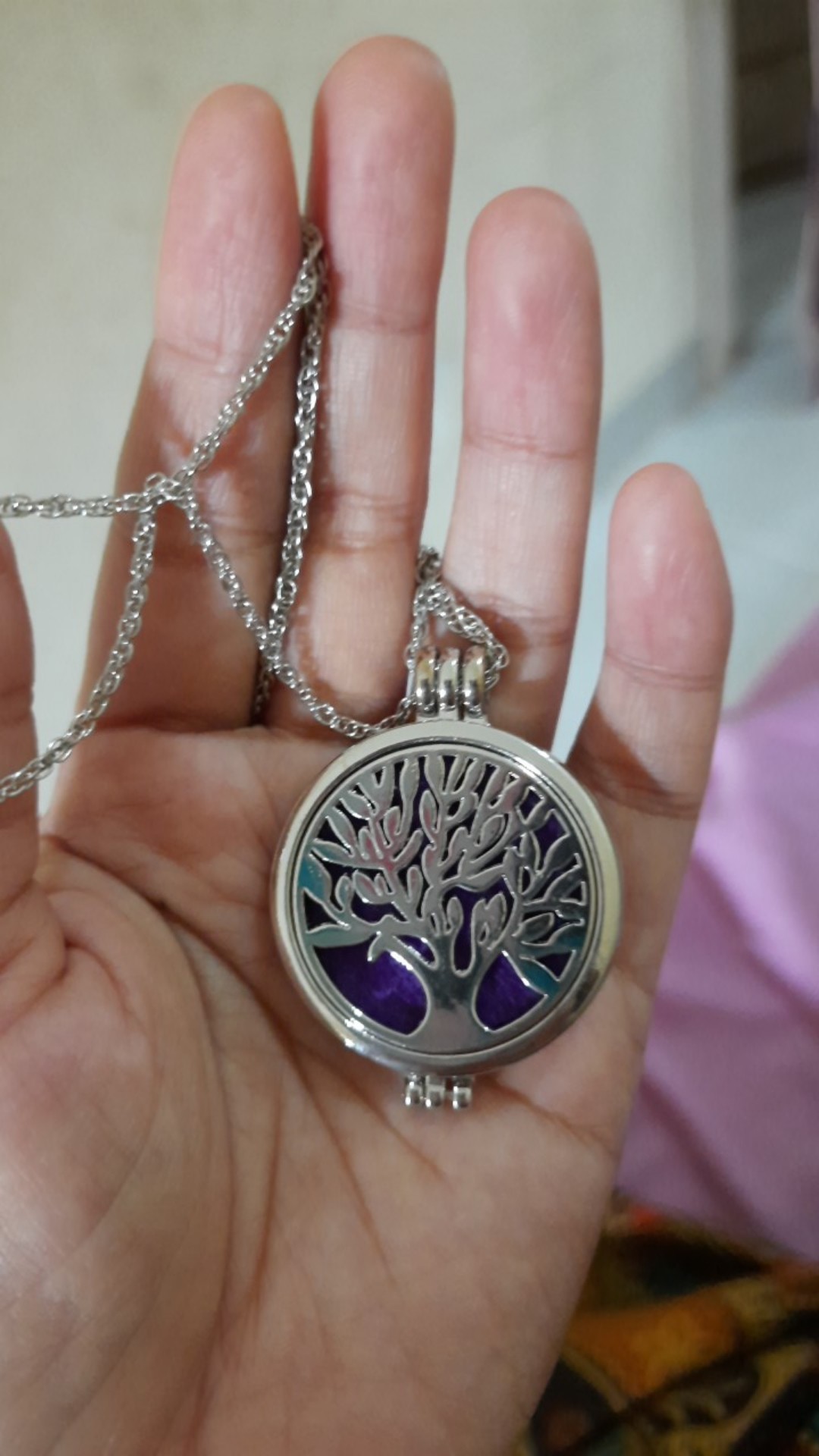 Kalung Rantai Liontin Bulat Desain Pohon Hollow Difuser Aromaterapi