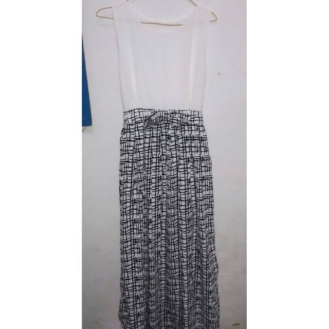 Preloved Dress Panjang Lengan Pendek Warna Hitam Putih