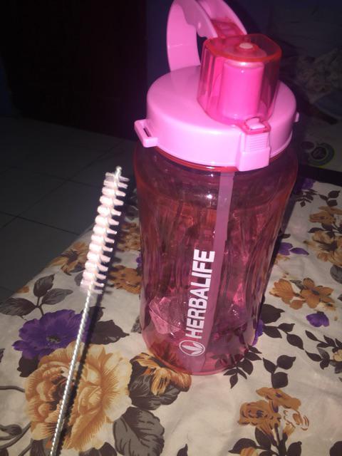 Botol Herbalife Singapore Warna Pink 1,5 Liter Bonus Sikat Sedotan