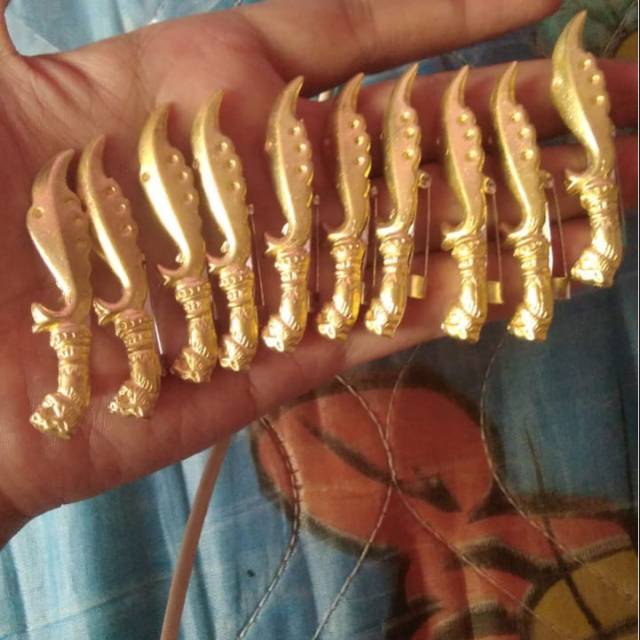 Pin kujang tradisional jawabarat logam warna emas