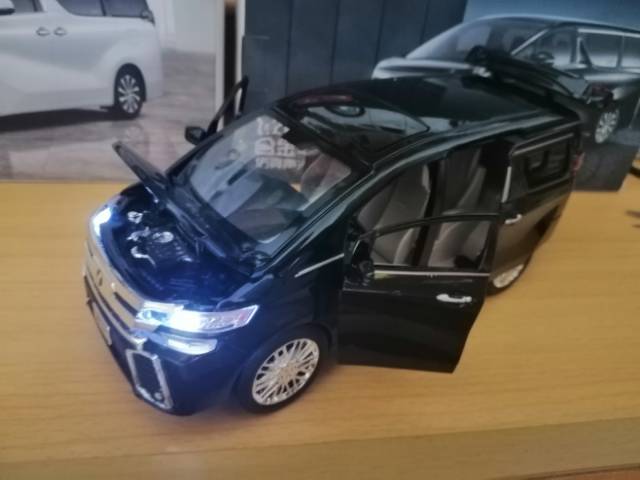 diecast toyota alphard xlg 1:24 mainan mobil