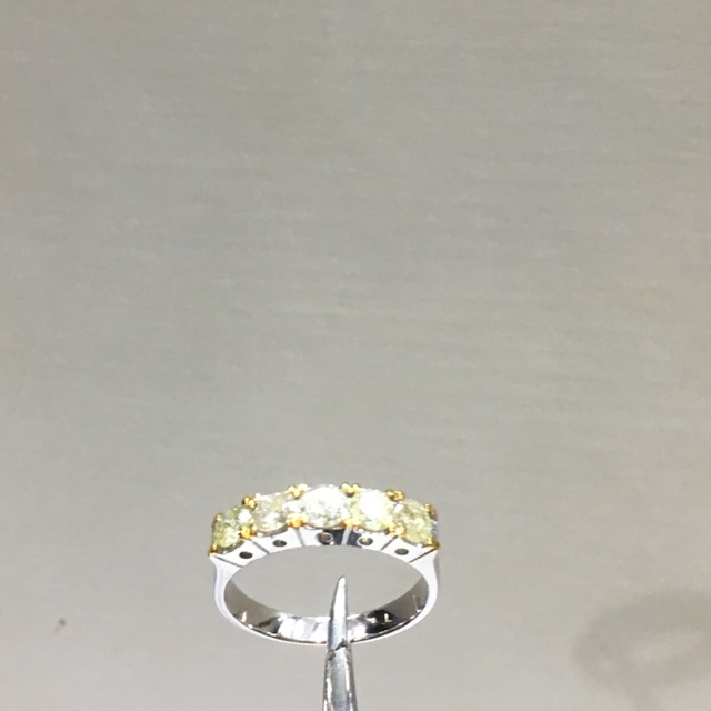 Cincin berlian emas putih