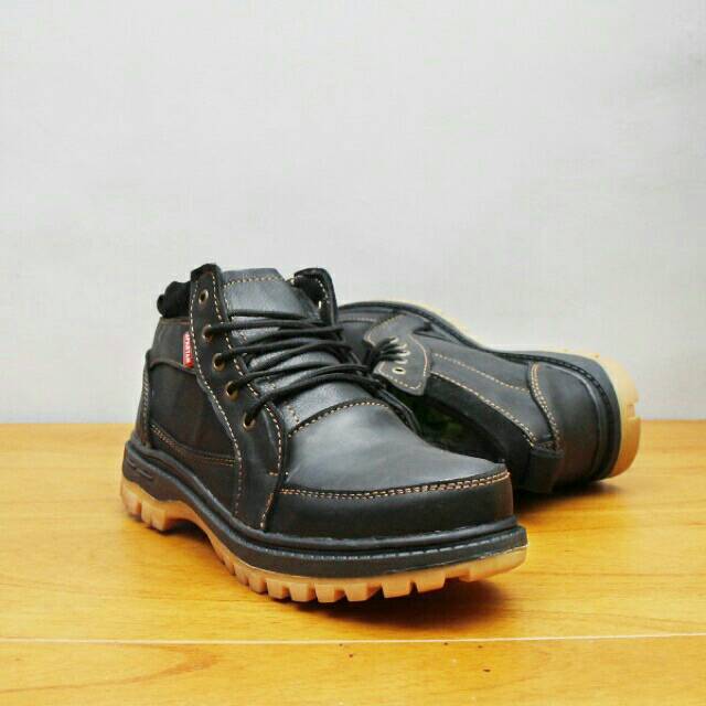 Sepatu Casual Boot Pria bahan kulit warna hitam