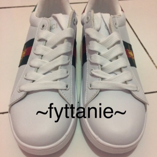 Sepatu gucci kumbang ; Gucci sneakers shoes ace bee embroidered leather trainers