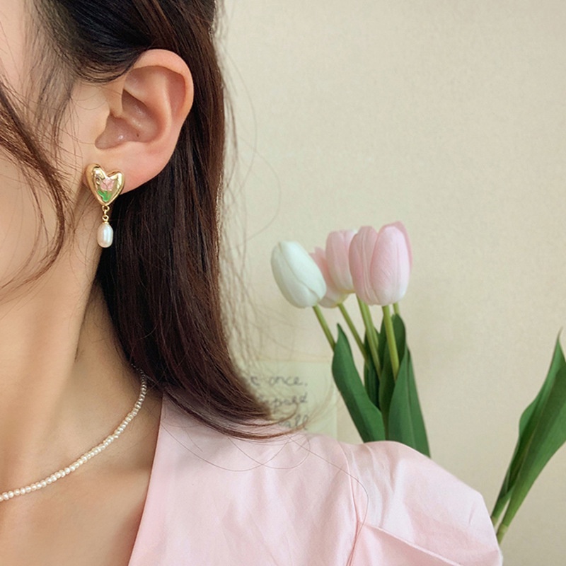 Anting Bentuk Hati Bahan Metal Aksen Mutiara Gaya Retro Untuk Wanita