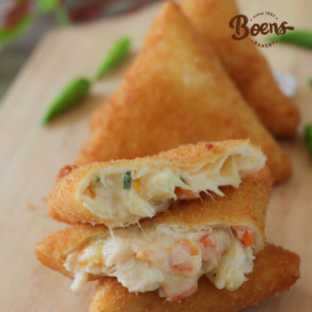 

BOENS BAKERY - Risoles Ragout (isi krim, suwiran ayam, wortel) - per 2 buah