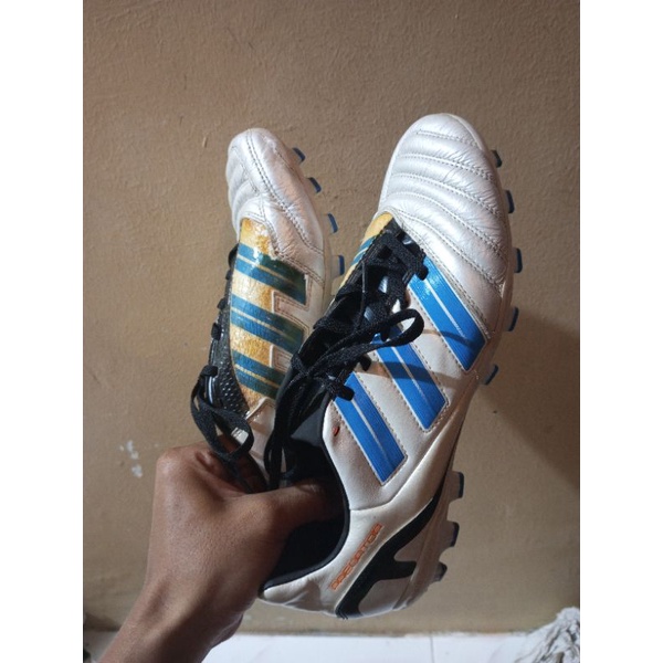 sepatu bola adidas
