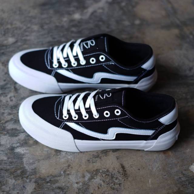 SEPATU PATROBAS IVAN LOW BLACK WHITE