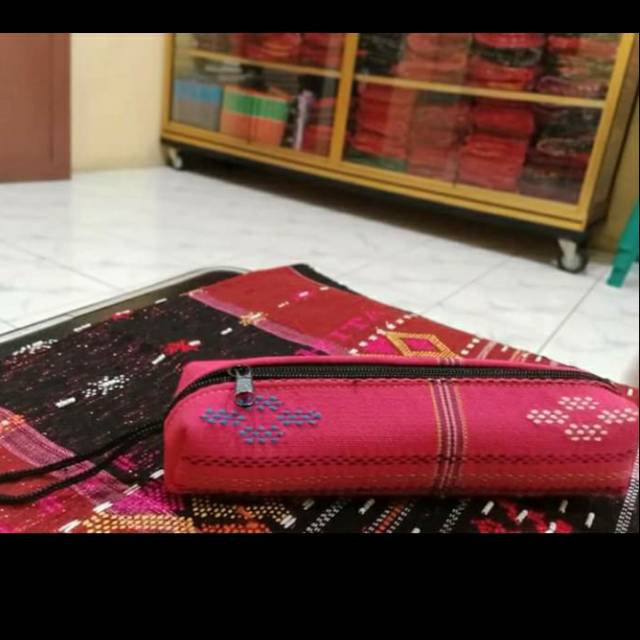 

Dompet pensil bahan ulos batak