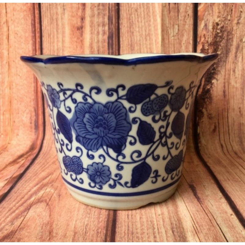 Pot bunga keramik biru putih motif flora
