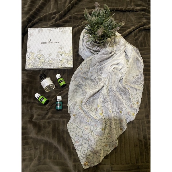 Preloved Buttonscarves Maharani Series White