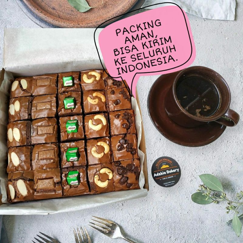 

Fudgy Brownies / Brownies skat / Brownies panggang mix topping by Adzkia bakery