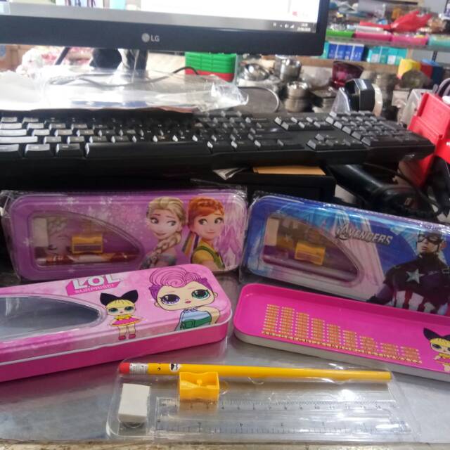 

Kotak pensil set kaleng bonus peruncing pensil penggaris murah / kotak pensil karakter lol avenger