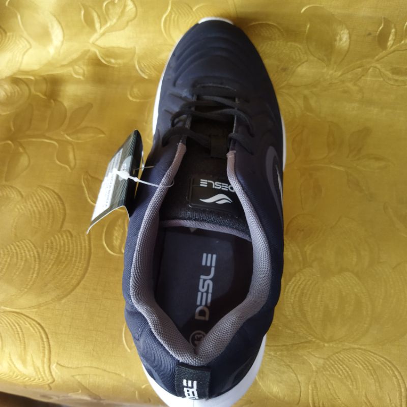 sepatu lari running desle