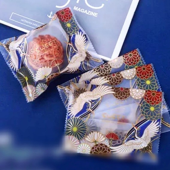 

Ginger- PLASTIK MOONCAKE BANGAU NAVY 125GR ISI +/-50PCS+TRAY