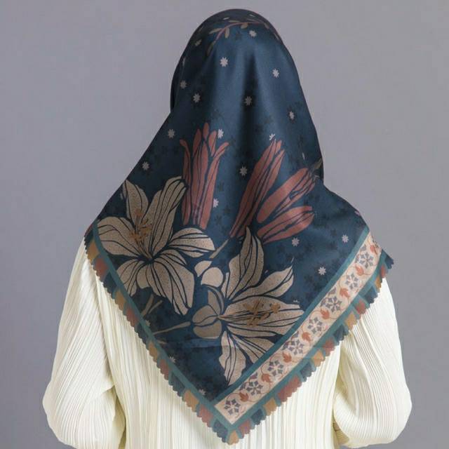 Maina Scarf by Mega Iskanti