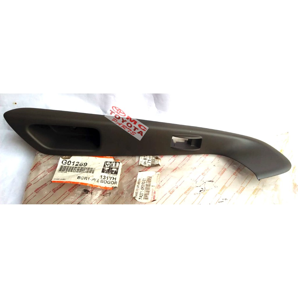 Amrest/Senderan Tangan Belakang Tengah Kanan Innova 74271-0K050-E1