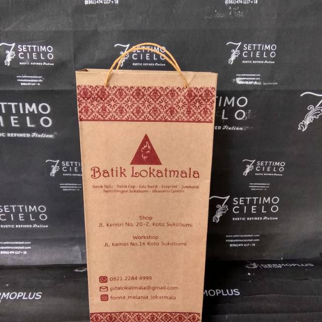 

PAPERBAG/TASKERTAS KRAFT COKLAT SIZE KECIL EDISI BATIK & SANDAL PXLXT 14X5X32 KUAT RAPI SABLON KEREN