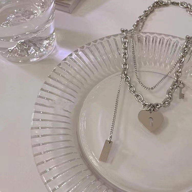 Kalung Rantai Klavikula Lapisan Ganda Desain Kunci Hati Gaya Korea Hip Hop Untuk Wanita