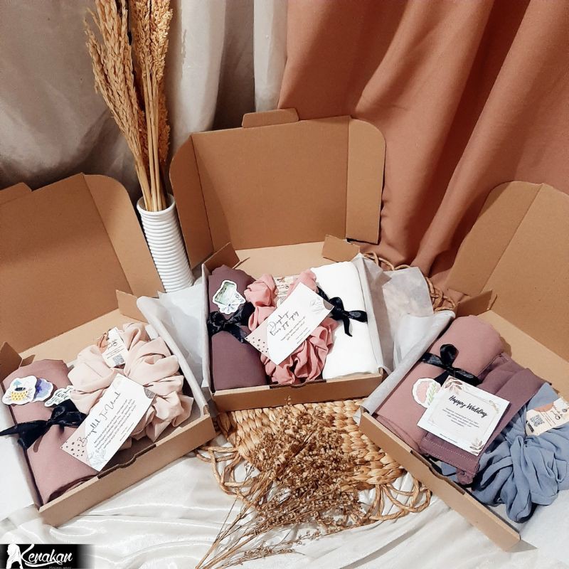 

Hampers gift box kado ulang tahun atau wedding