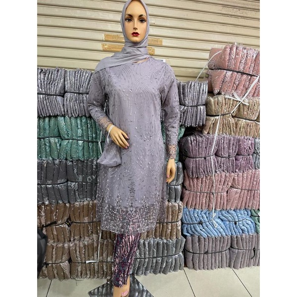 KEBAYA TUNIK TILE / KEBAYA PESTA / KEBAYA TUNIK MERAH / KEBAYA TUNIK TILE / KEBAYA MODERN / KEBAYA KONDANGAN / SET KEBAYA PESTA / SET KEBAYA PESTA MODERN / KEBAYA TUNIK NJ