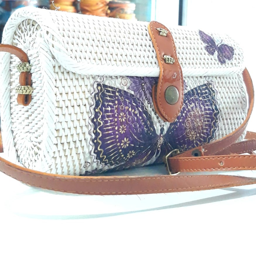 

TAS ROTAN AMPLOP DECO MOTIF KUPU KUPU UNGU BEST - BY AL SHOP