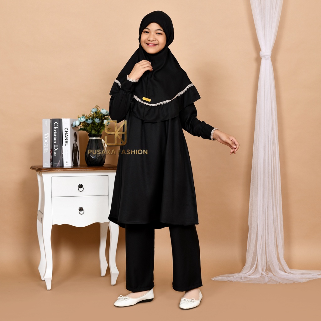 QILA TUNIK 3 IN 1 ANAK PEREMPUAN MUSLIM SETELAN CELANA DAN HIJAB KHIMAR  BAJU ONE SET KIDS BUSANA MUSLIMAH KID STELAN CLANA SET KERUDUNG JILBAB DRESS UNTUK ANAK USIA 4 12 TAHUN WARNA PUTIH HITAM WHITE BLACK atasan blouse anak shakila 2022 terbaru murah