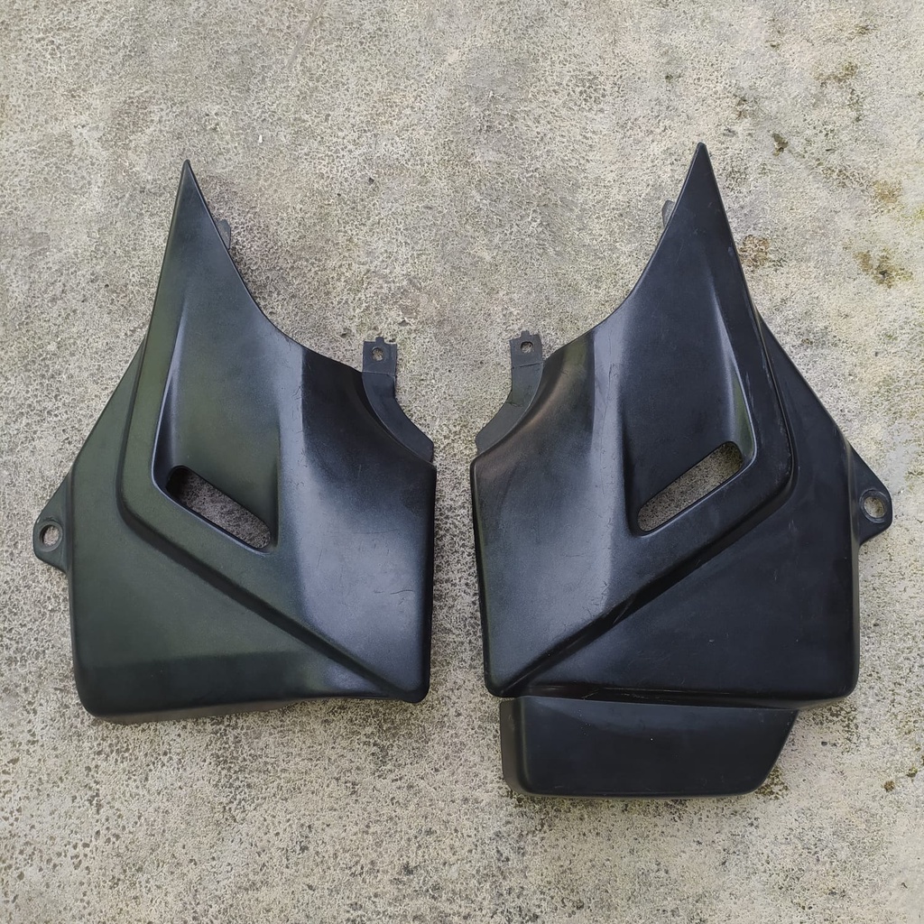 Sepasang body tengah Tutup box aki accu honda Tiger lama 2000 original