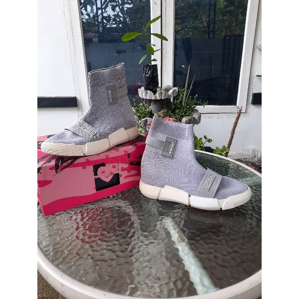 Preloved Second Bekas Sepatu Sneakers Gosh Ungu