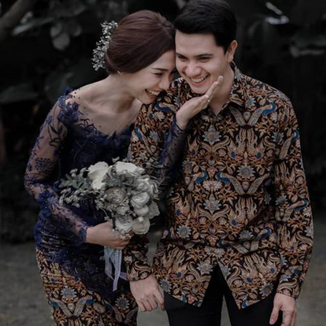 Jasa Jahit Kebaya Brukat Tile Couple untuk Lamaran Tunangan Resepsi Murah
