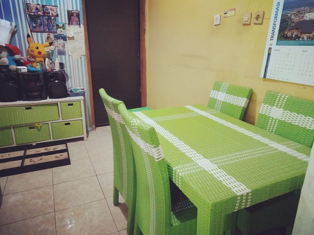Meja Makan 4 Kursi