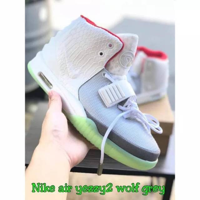 Sepatu Running  Yeezy Yeezy 2 Wolf Grey Glow In The Dark