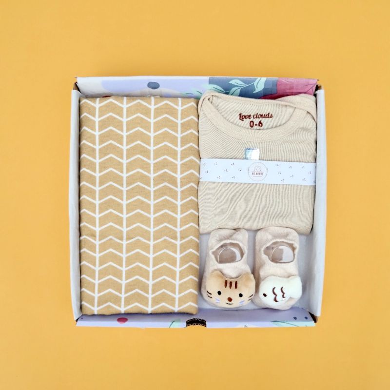 YAMA GIFTBOX HAMPERS BAYI PARSEL KADO KELAHIRAN BAYI EDISI BEDONG KAOS KAKI BONEKA BAYI