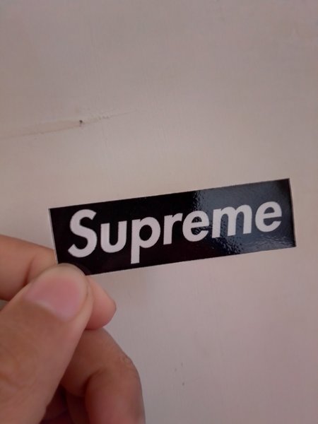 

sticker supreme black kecil