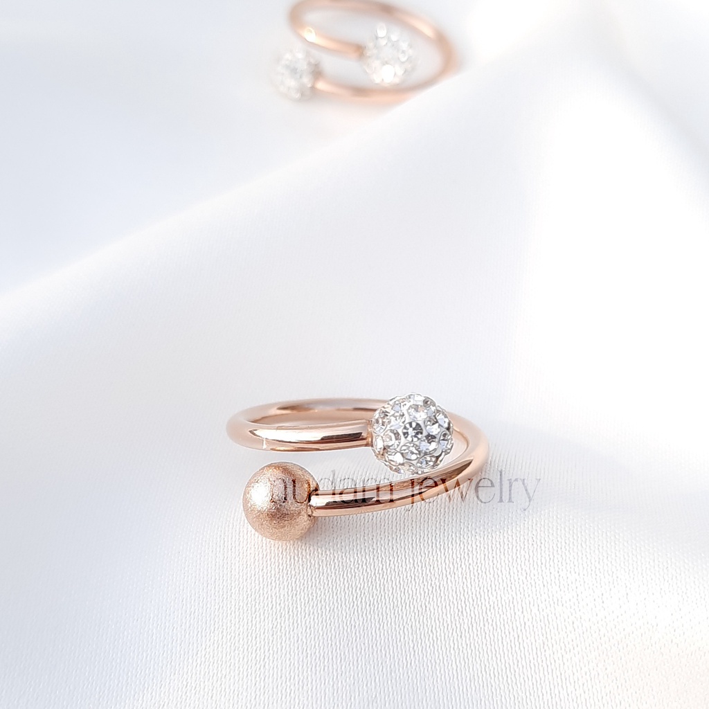 Cincin Titanium Dengan 2 Bola Diamonds dan 1 Bola Diamond Warna Rose Gold