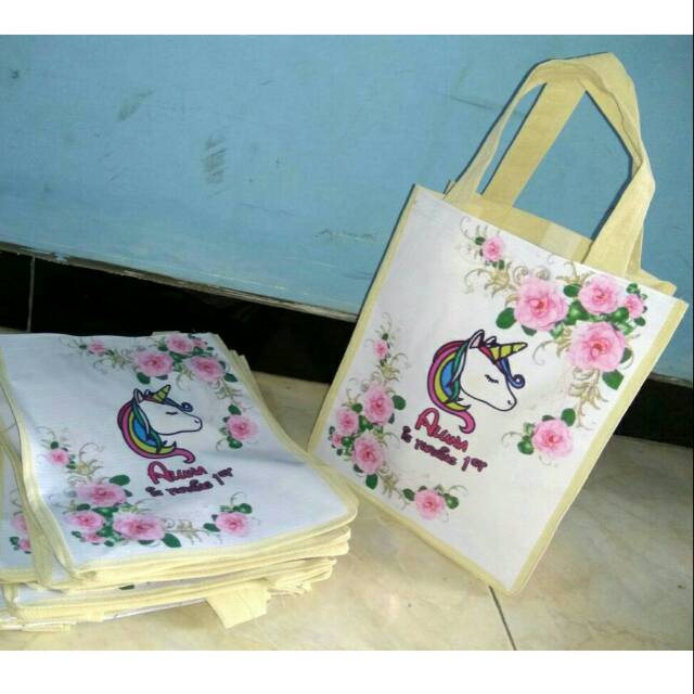 

Tas Ulang Tahun Unicorn Custom Gambar + Foto + Nama / Goodie Bag / Souvenir Ultah ( 15x10x20cm )