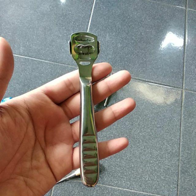  Peralatan  Pisau  Pemotong dengan Bahan Logam Warna Perak 