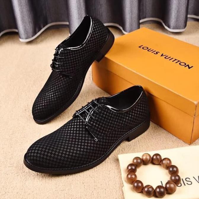 Ready Stok pantofel pria,,, Sepatu Pantofel Louis Vuitton Premium High Quality Mirror 1:1 / LV 04
