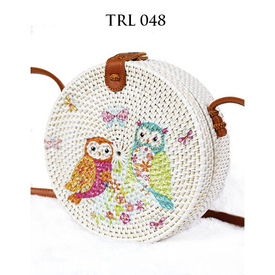 

The Ziel Tas Rotan Bali Bulat Diameter 20cm Lukis Decoupage Motif Burung Hantu TRL048