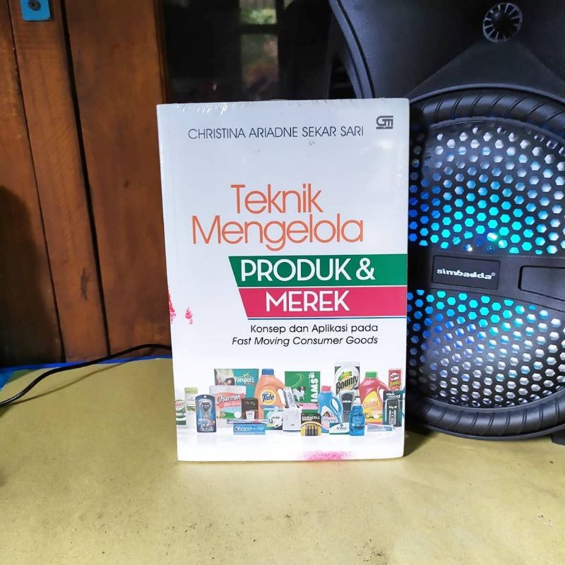 TEKNIK MENGELOLA PRODUK DAN MEREK. Konsep dan aplikasi pada Fast Moving Consumer Goods. Christina Ar