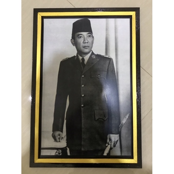 Cetak Gambar poster Ir soekarno plus bingkai uk:65*45