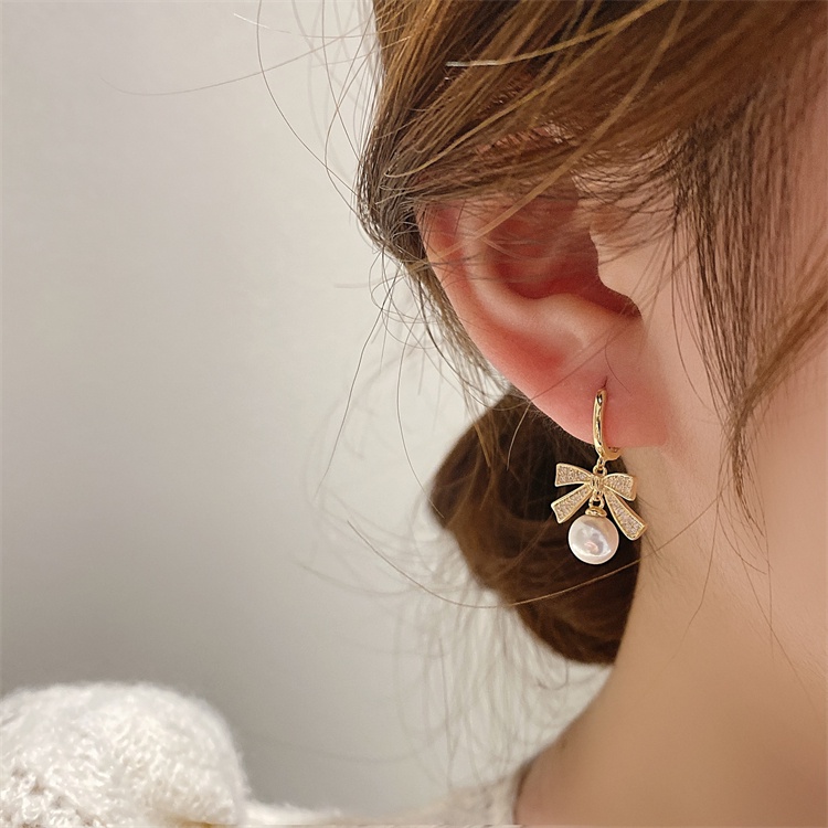 Anting Tusuk Gantung Wanita Desain Pita Hias Mutiara + Berlian Gaya Simple Untuk Hadiah