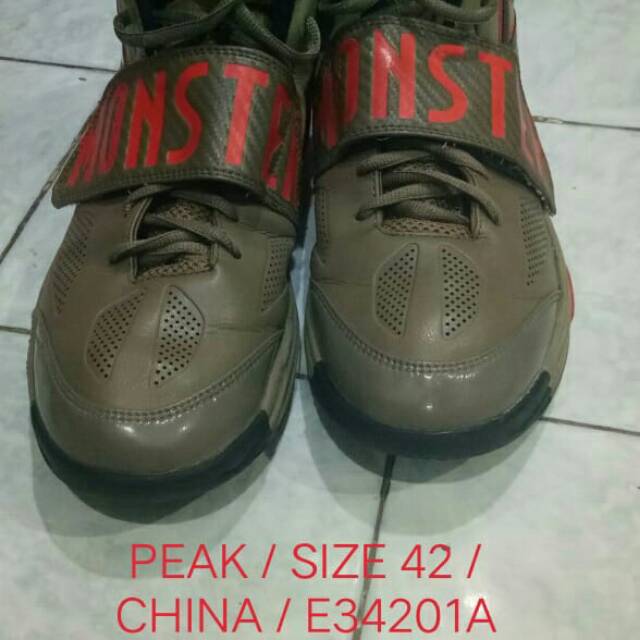 Sepatu peak monster