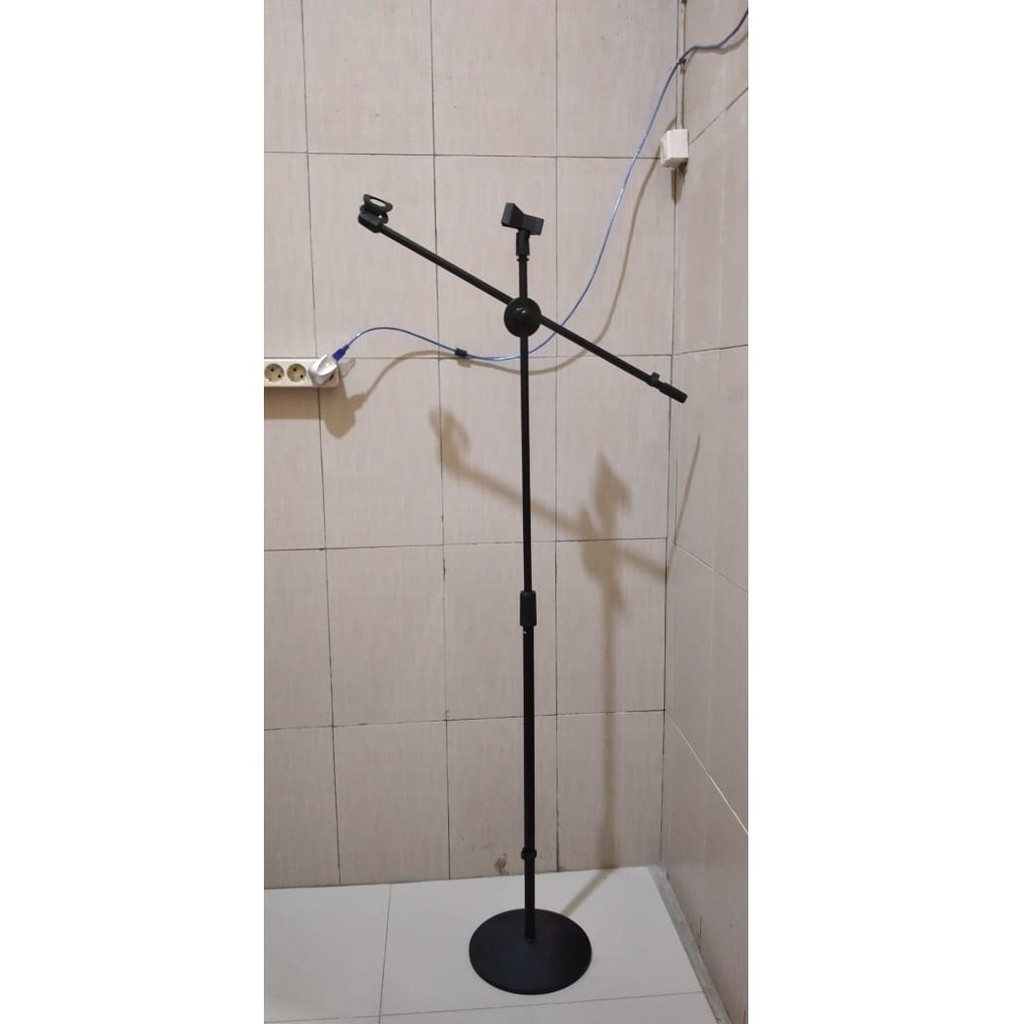 original stand mic kaki BULAT karaoke holder BUNDAR mik TABLE tempat MICROPHONE gantungan mikrophone studio sound pro audio peganganTRIPOT asli  STAND MIC KAKI BULAT  tinggi max 150- 180 cm bisa di atur sesuai ketinggian ke depan bisa 50 cm diameter pirin