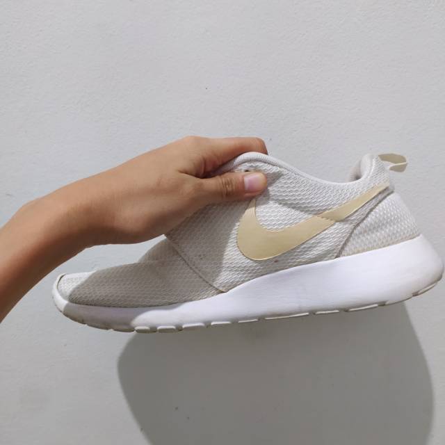 nike roshe triple white