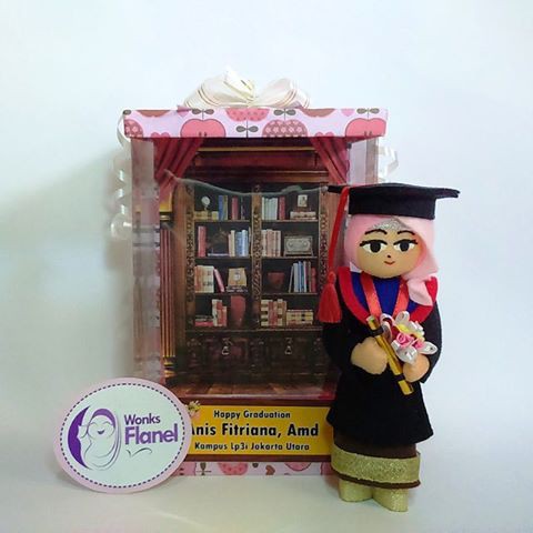 

BONEKA FLANEL LUKIS - Wisuda Edition