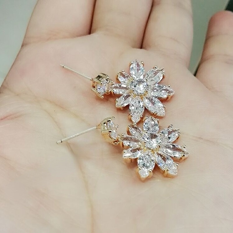 Anting Tusuk Motif Bunga Hias Kristal Imitasi Berkilau Ala Korea Untuk Wanita