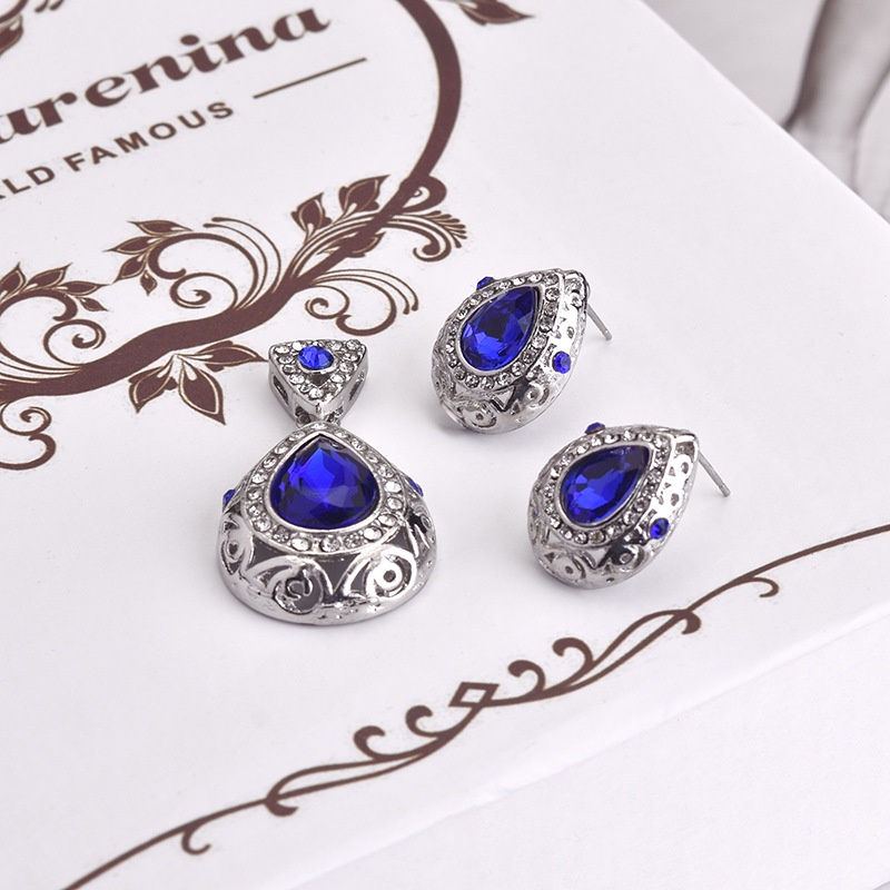 [Ready Stock]Fashion Hollowed-out Inlaid Sapphire Necklace Luxury Pendant